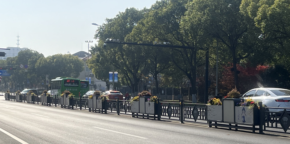 1702002812136533.jpg 花箱